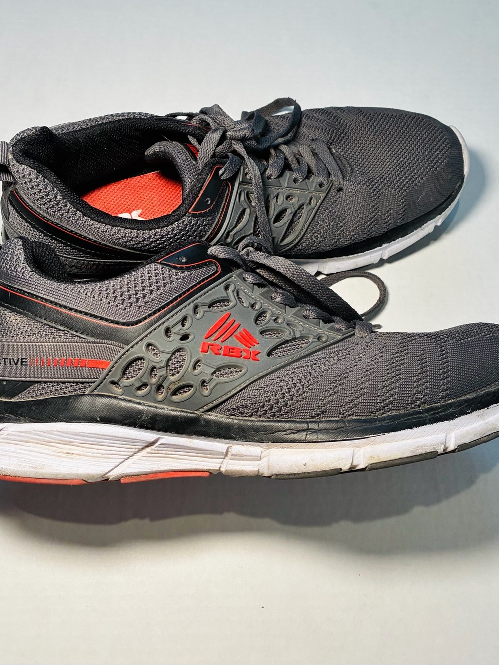 Men's Gray Athletic Running Shoes - Gray/Red